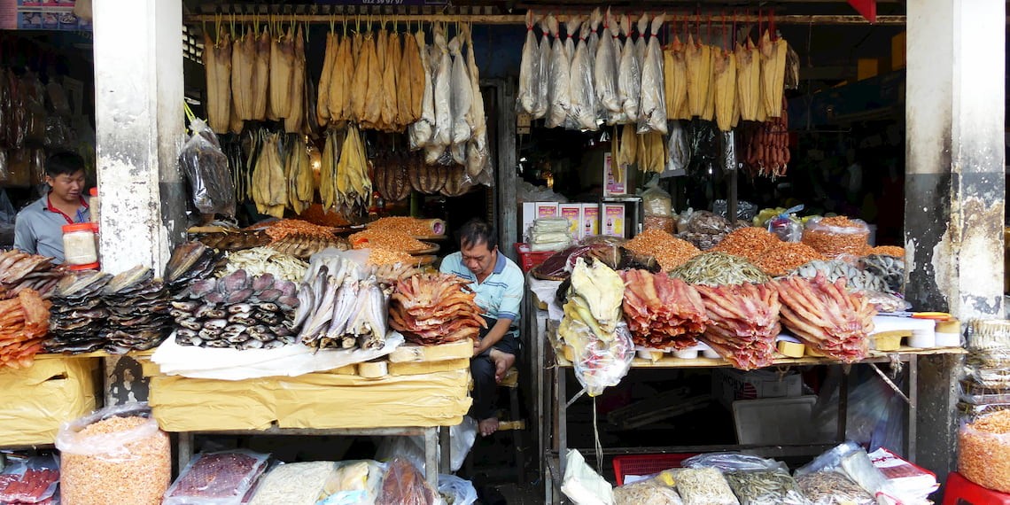 Recycling handbag: travel through the heart of cambodian markets